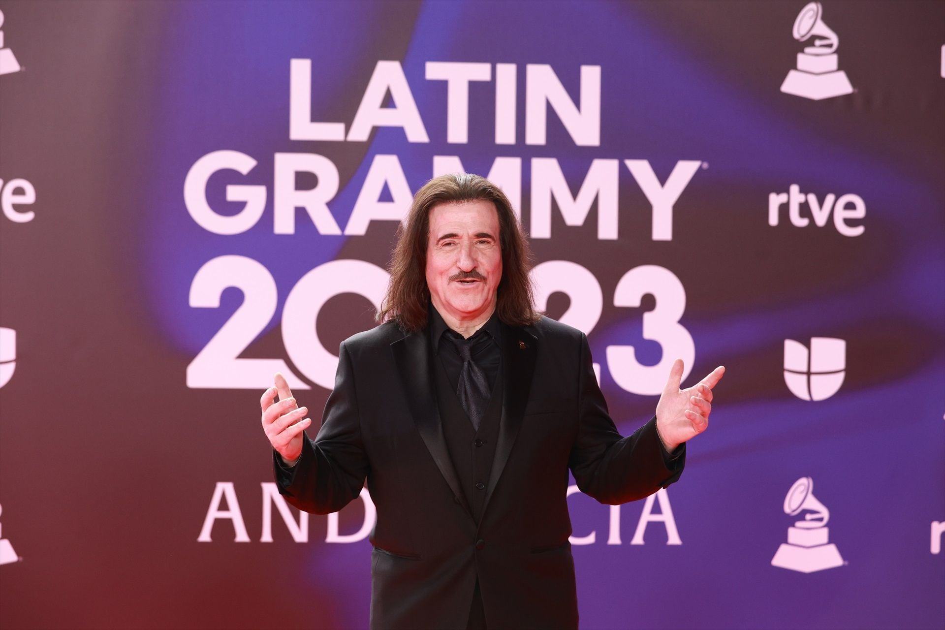 El músico Luis Cobos posa durante el photocall previo a la gala de entrega de los Latin Grammy 2023, en el Palacio de Congresos de Sevilla, a 16 de noviembre de 2023, en Sevilla, Andalucía (España). Sevilla acoge hoy la 24ª edición de los Grammy Latinos, galardones que reconocen la excelencia artística y técnica de la música iberoamericana. Es la primera vez desde el año 2000 en que los Latin Grammy se celebran fuera de Estados Unidos y también en que la entrega de premios se emite internacionalmente. La gala se puede seguir a través de La 1 y RTVE Play.
16 NOVIEMBRE 2023;ALFOMBRA ROJA;PHOTOCALL;
Rocío Ruz / Europa Press
16/11/2023