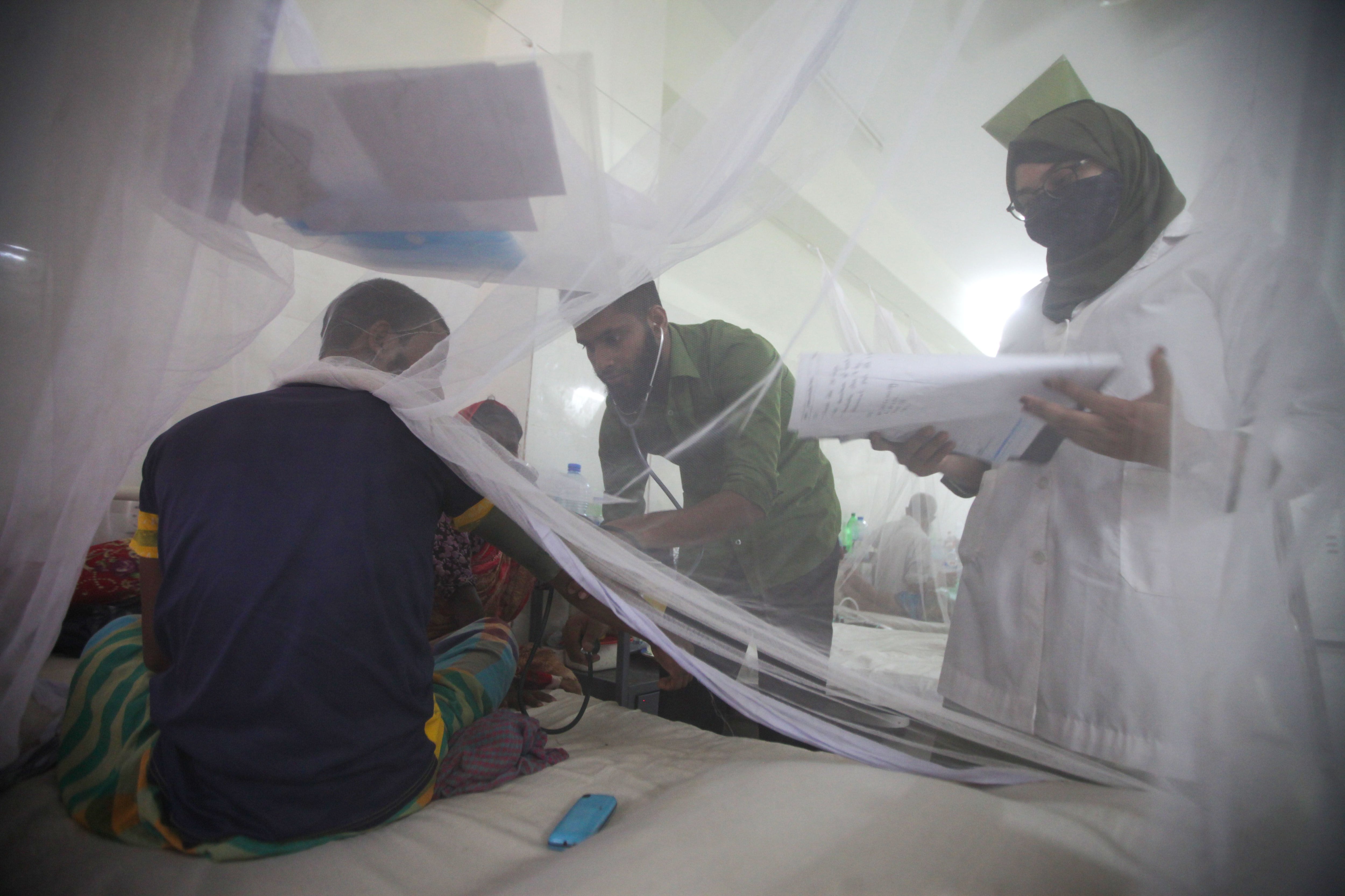 Un hospital en Bangladesh luce lleno de personas con dengue (Europa Press/Contacto/Abu Sufian Jewel) 
