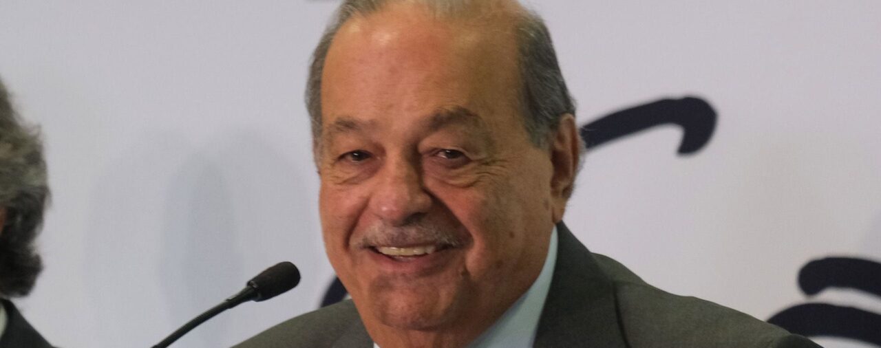 De pagar fianzas a personas pobres a dar becas a estudiantes: así ayuda Carlos Slim a los que menos tienen