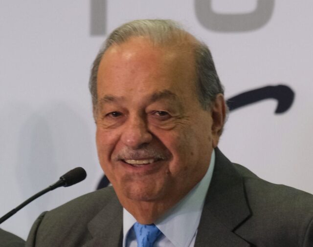 De pagar fianzas a personas pobres a dar becas a estudiantes: así ayuda Carlos Slim a los que menos tienen