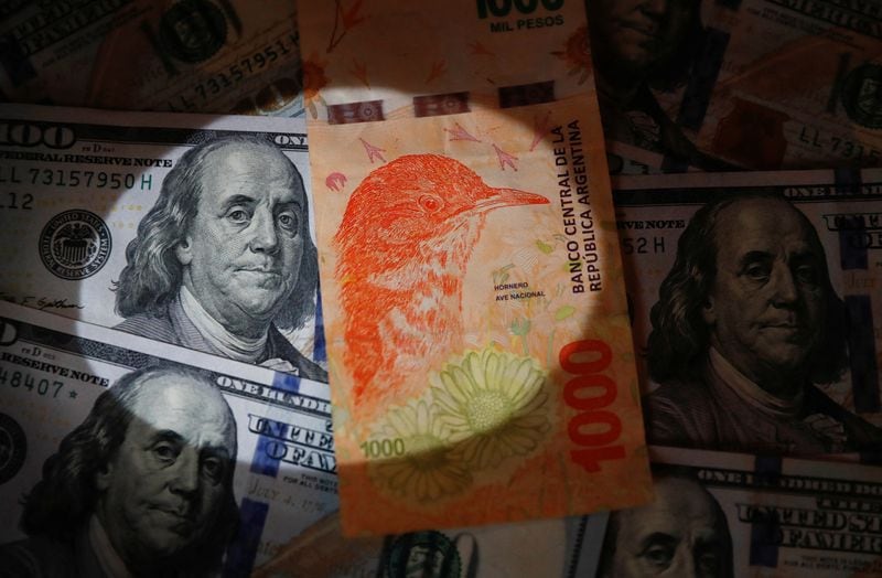 Con la dolarización y el congelamiento de la cantidad de dólares en los negocios locales los individuos emplearían sus tenencias particulares libremente, sin corralito ni restricción a disponer de los pesos y divisas extranjeras (Reuters)