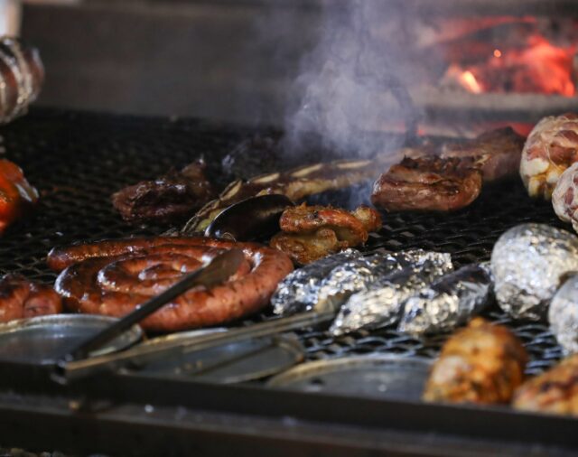 El asado: rey de las fiestas en un Uruguay "megaconsumidor" de carne