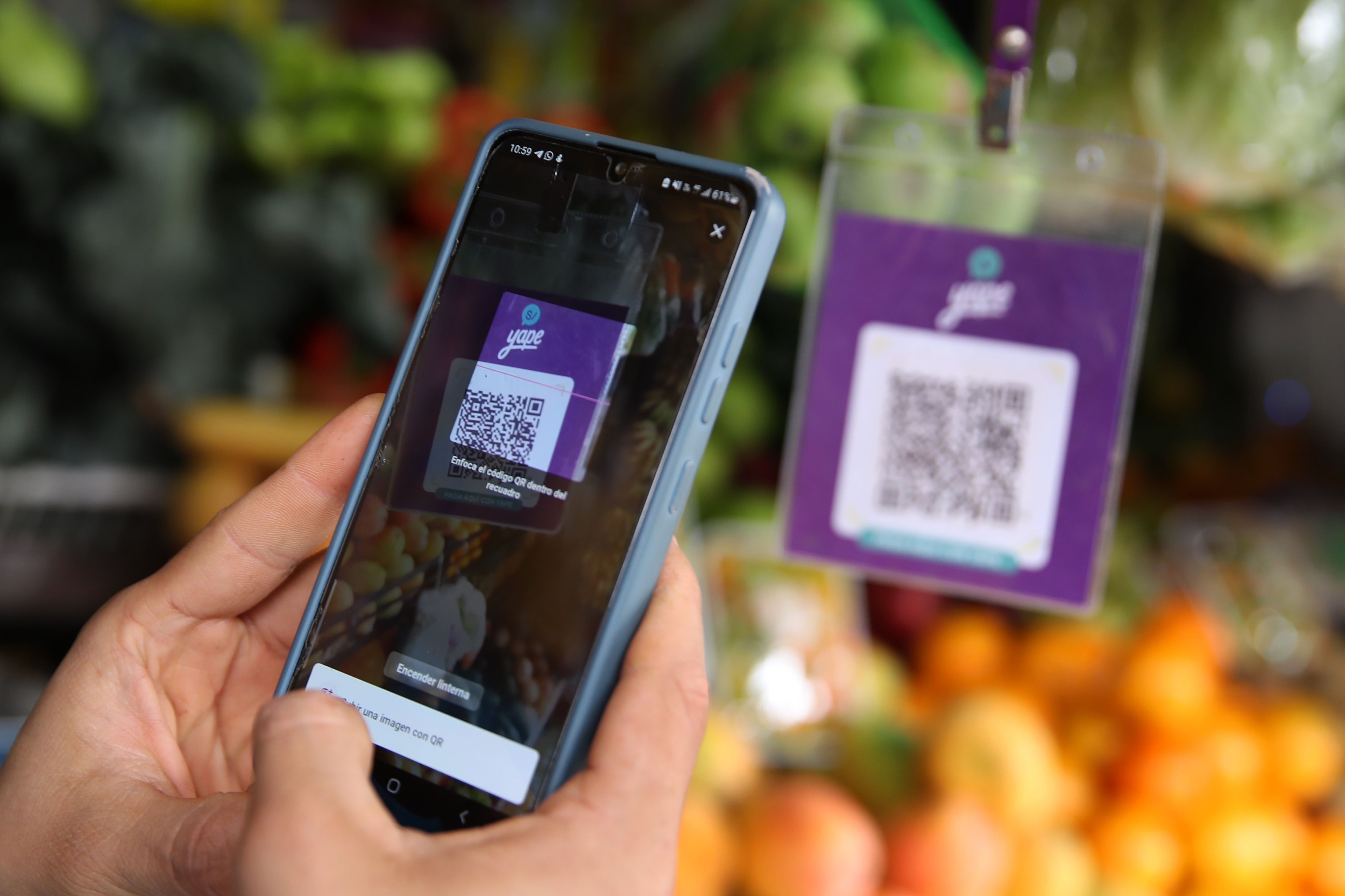 Un cliente escanea un código QR para realizar un pago (EFE/ Paolo Aguilar) 