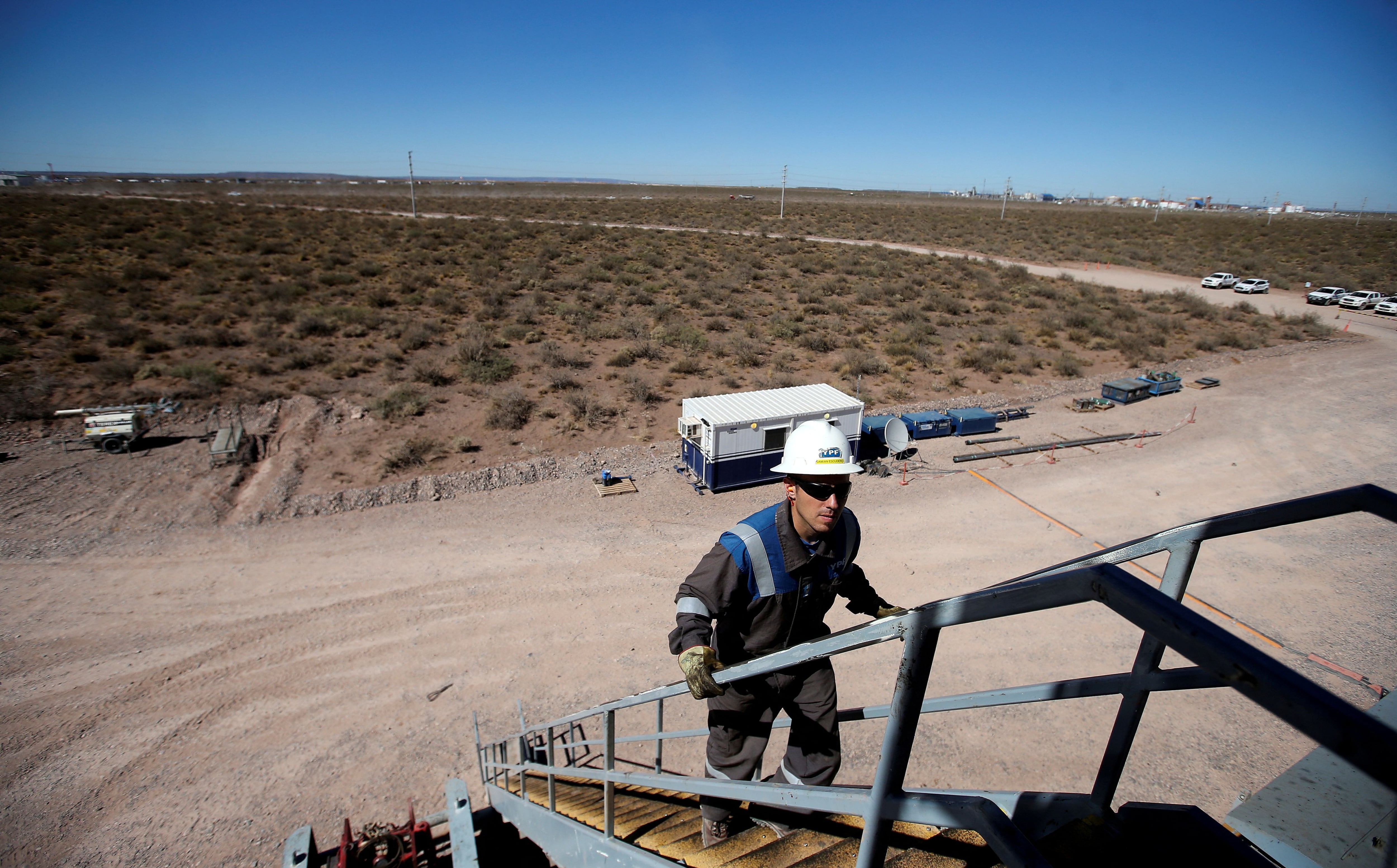Un operario en uno de los yacimientos de shale gas en Vaca Muerta (REUTERS/Agustin Marcarian/File Photo)