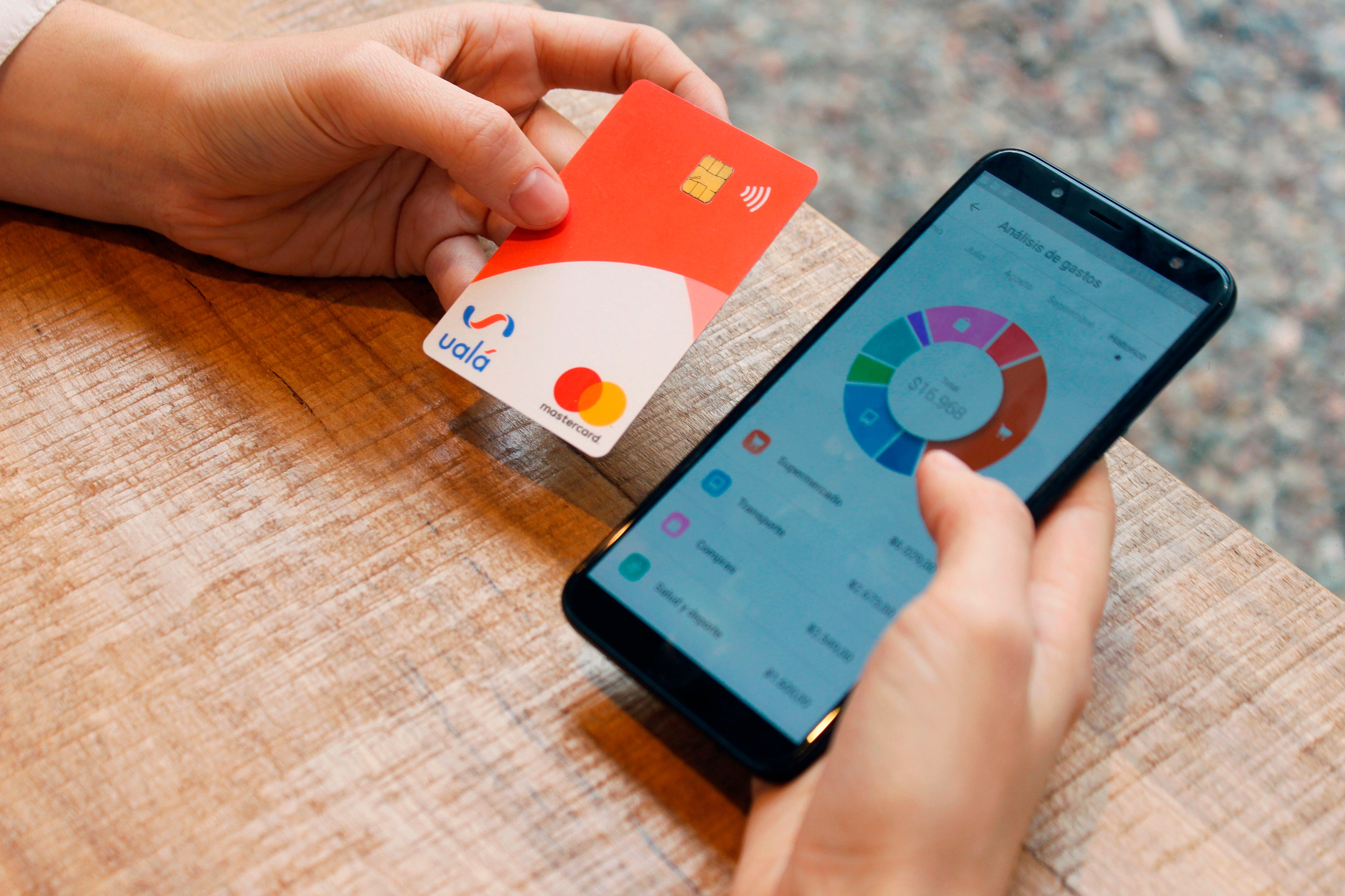 Las tarjetas de crédito virtuales evitan cargos no deseados tras pruebas gratuitas y simplifican la separación entre gastos personales y profesionales. (EFE/ Carolina Lotti) 