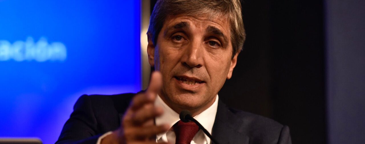 Luis Caputo anunció un dólar oficial a 800 pesos como primera medida del plan motosierra