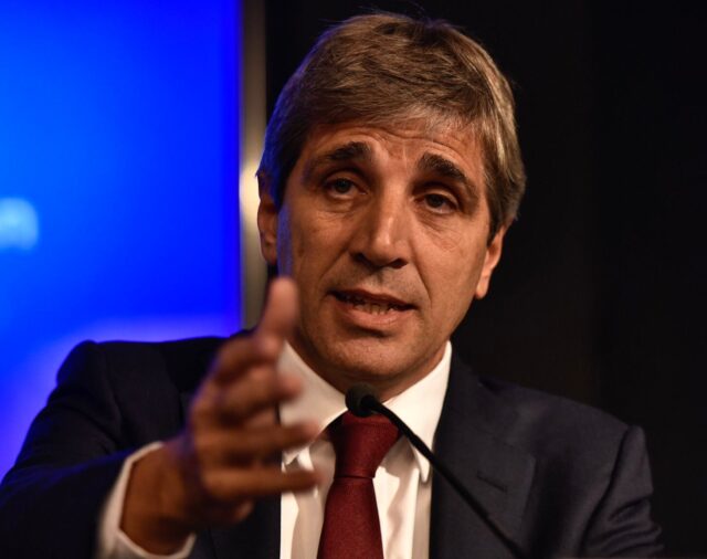 Luis Caputo anunció un dólar oficial a 800 pesos como primera medida del plan motosierra