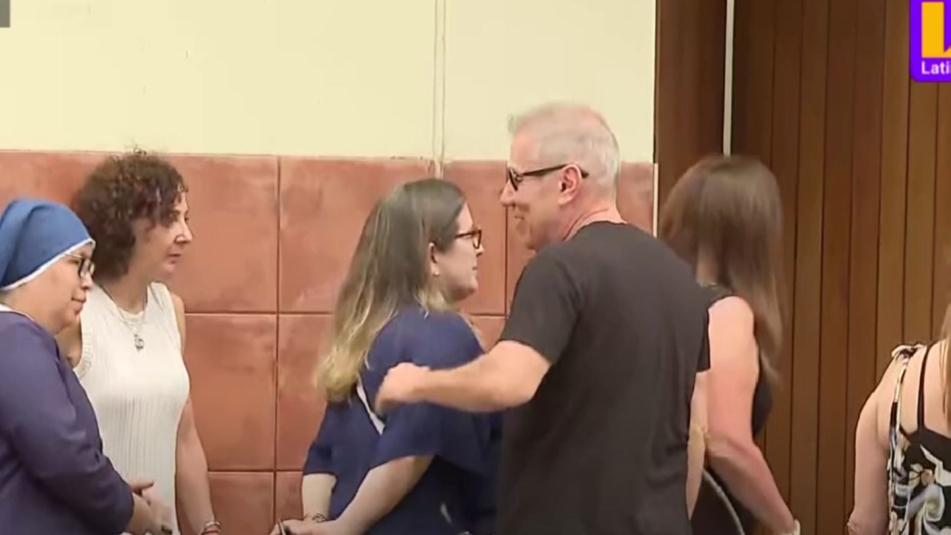 Raúl Romero es uno de los primeros artistas que llegó al velatorio para despedir a Pedro Suárez Vértiz. Latina TV