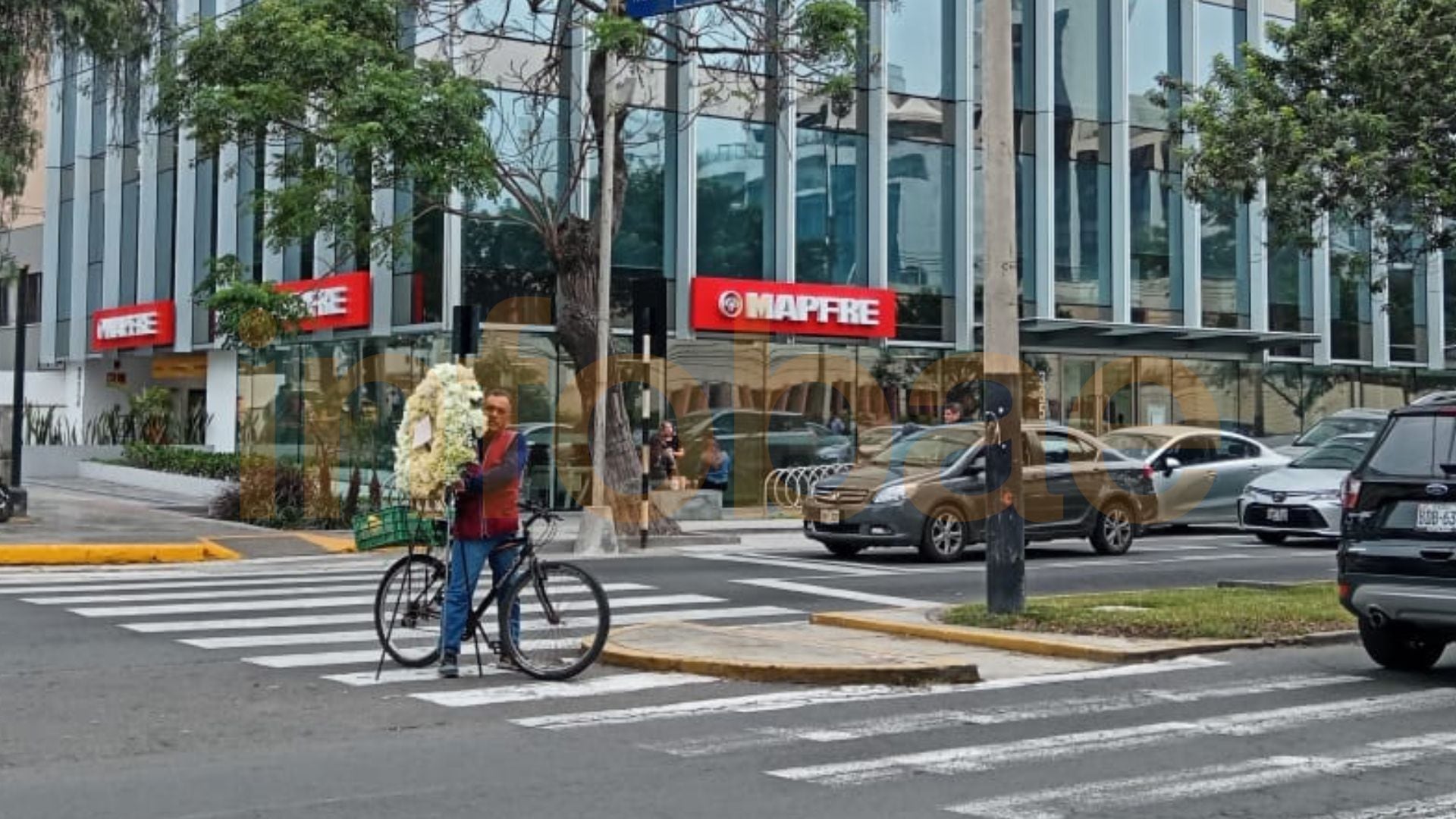 Llegan más arreglos florales al velatorio de la parroquia Virgen de Fátima de Miraflores | Infobae / Paula Elizalde