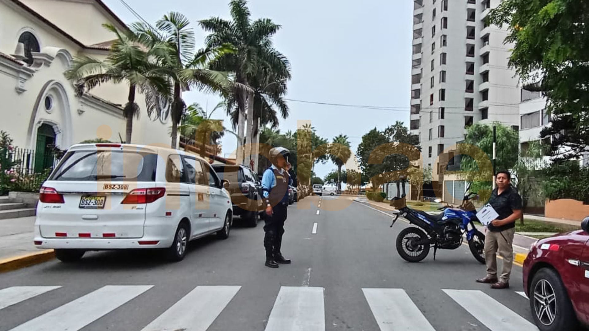 Personal de serenazgo mantiene cerradas las calles de acceso a la parroquia Virgen de Fátima | Infobae / Paula Elizalde