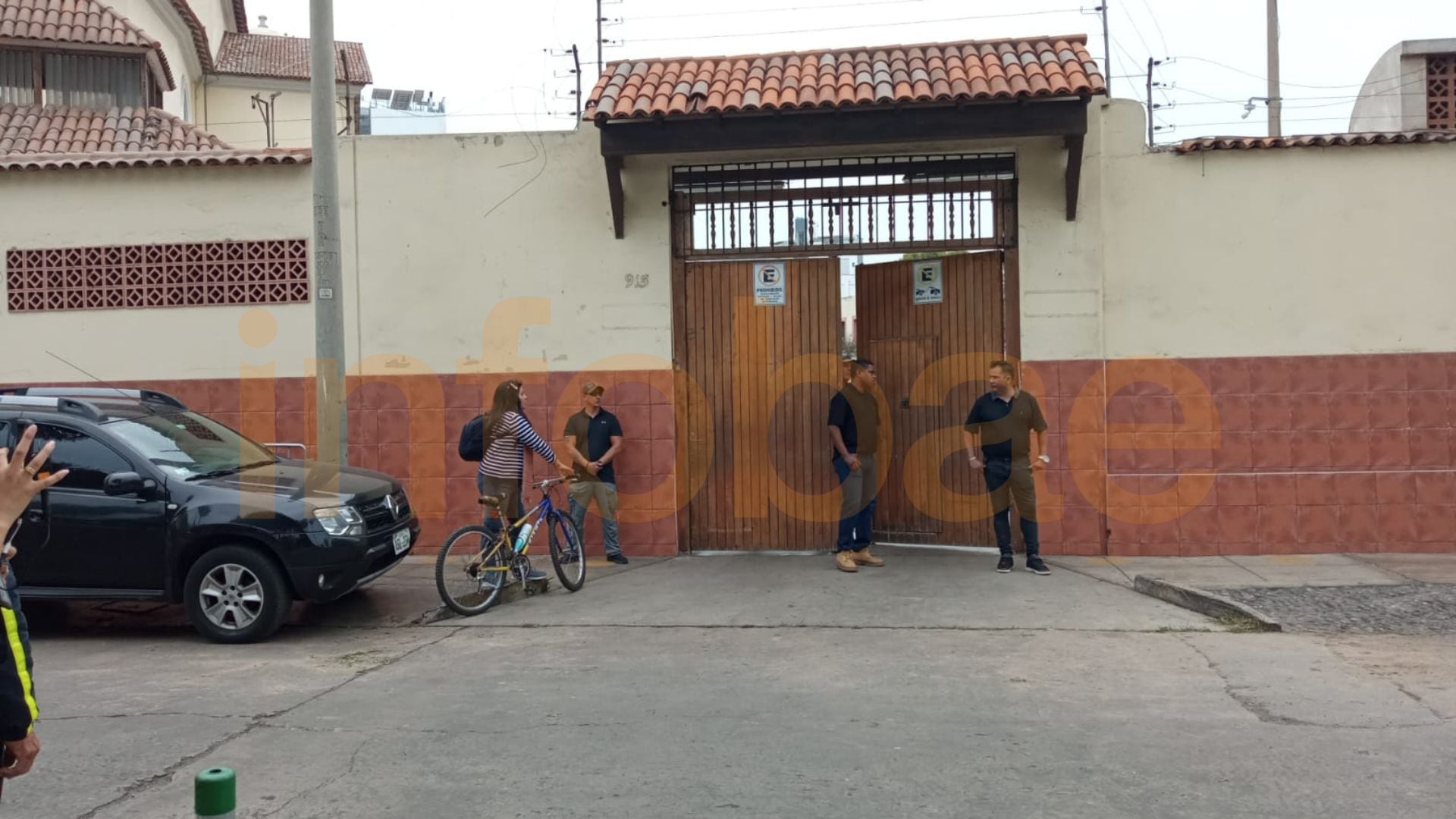 Todo va quedando listo para el velorio de Pedro Suárez Vértiz en el velatorio de la iglesia Vírgen de Fátima de Miraflores | Infobae / Paula Elizalde