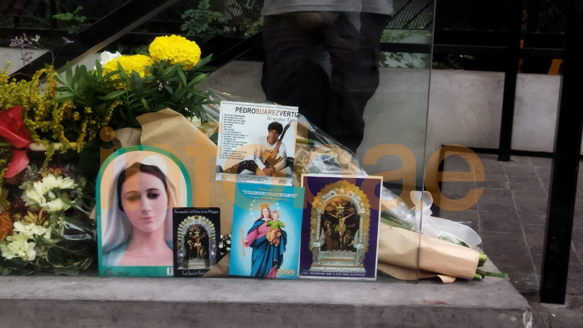 Fanáticos dejan recuerdos y flores en el frontis del departamento donde falleció Pedro Suárez Vértiz