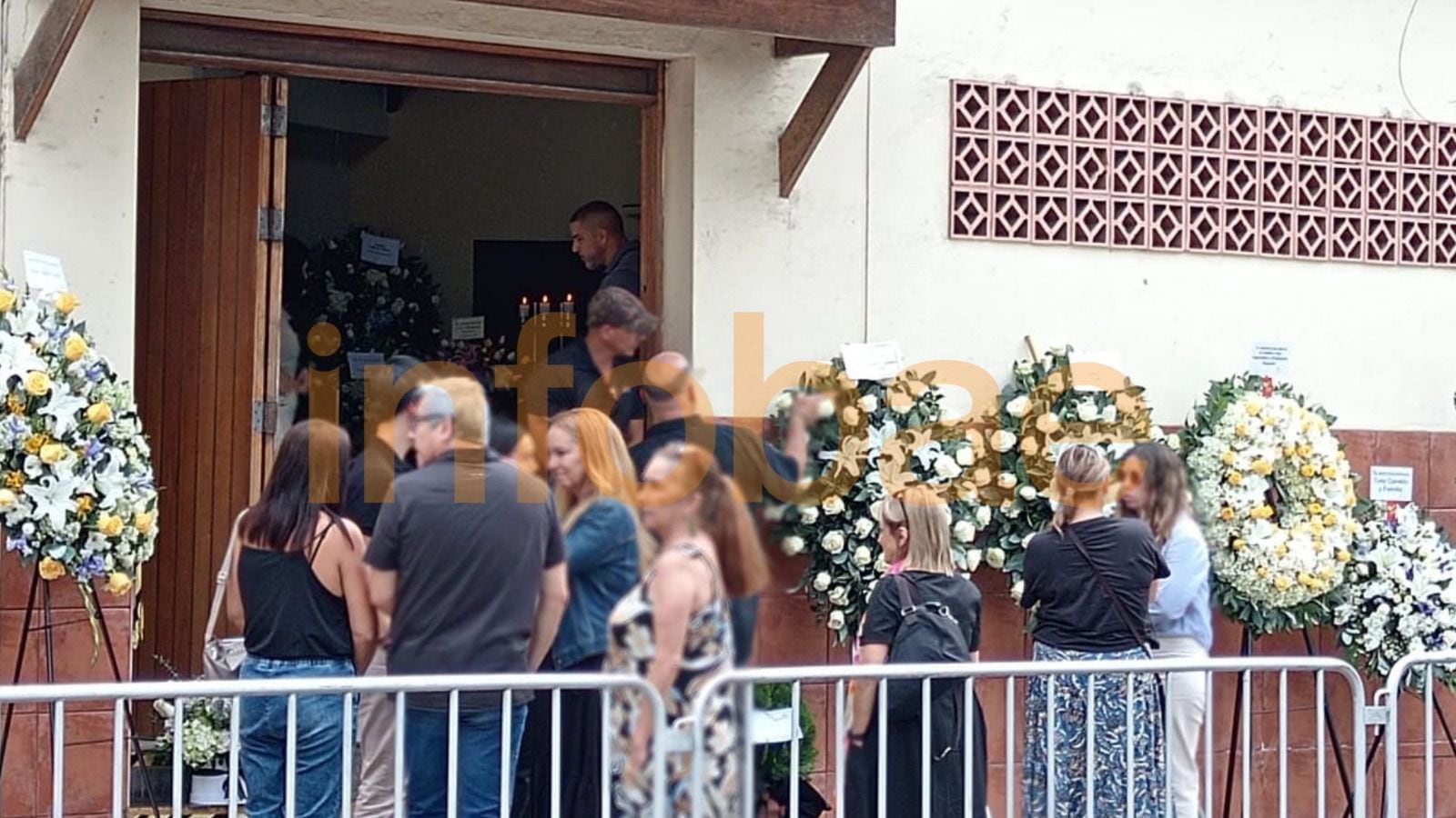 Barbie Martínez, cuñada de Pedro Suárez Vértiz, se ha encargado de las coordinaciones del velorio. Ayudando así a su hermana Cynthia, esposo del cantante. Infobae Perú / Paula Elizalde.