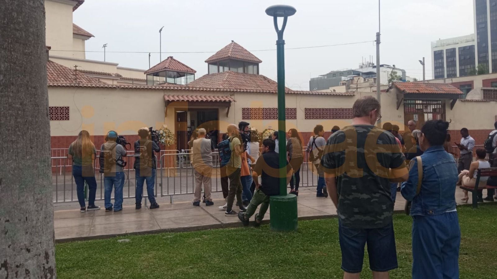 Seguidores están en las afueras de la parroquia despidiendo a Pedro Suárez Vértiz. Infobae Perú / Paula Elizalde.