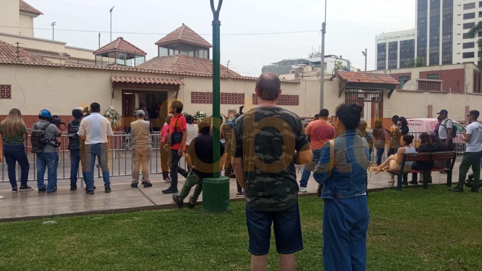 Seguidores están en las afueras de la parroquia despidiendo a Pedro Suárez Vértiz. Infobae Perú / Paula Elizalde.