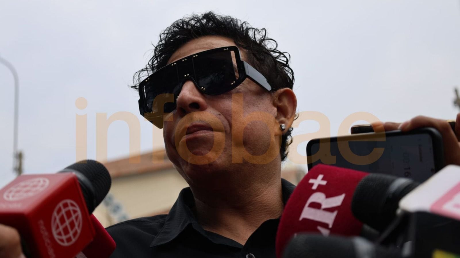 Ernesto Pimentel se hizo presente en el velatorio de Pedro Suárez Vértiz. Infobae Perú / Paula Elizalde.