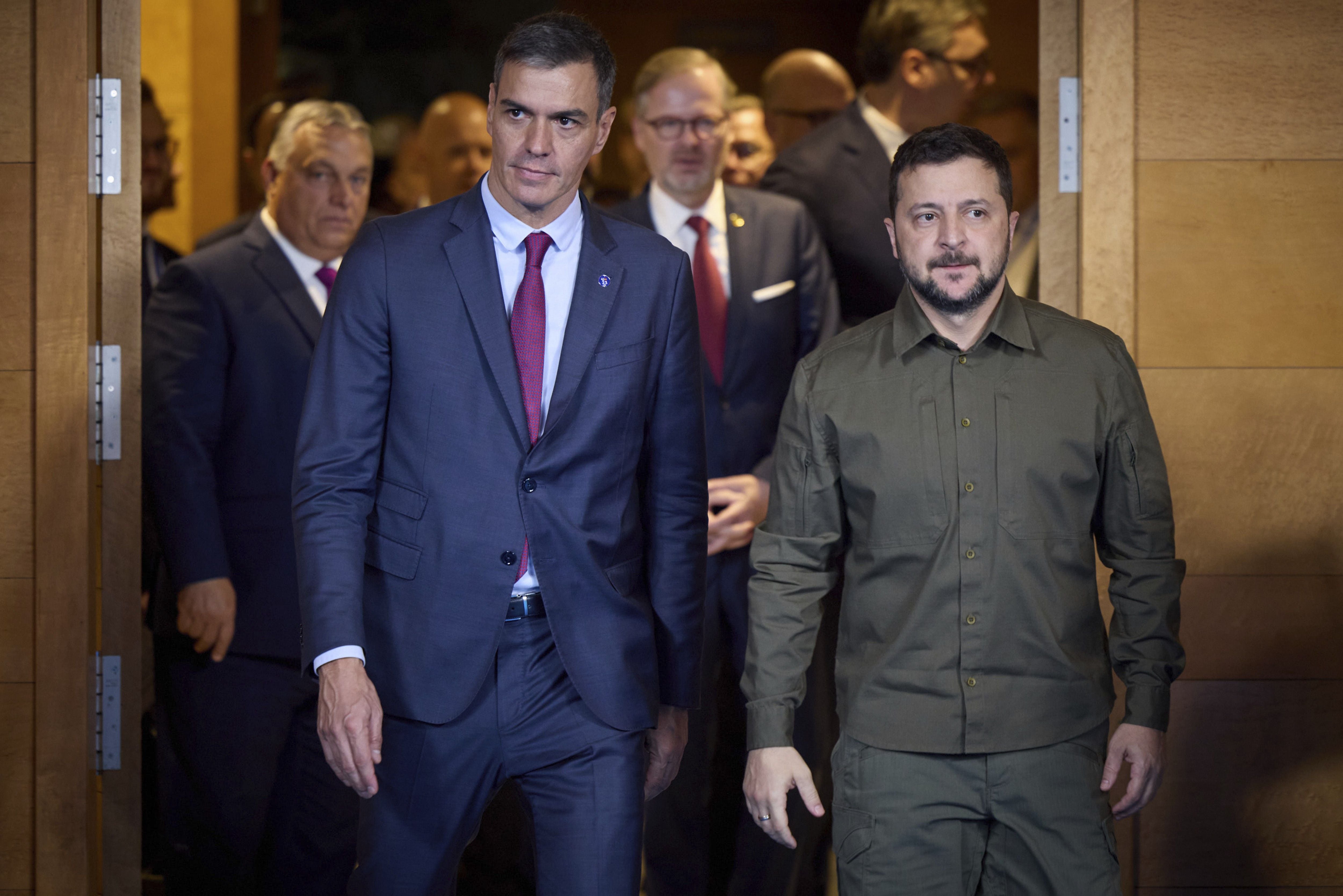 Pedro Sánchez junto al presidente ucraniano, Volodímir Zelenski, en la sesión de apertura de la Comunidad Política Europea, celebrada en Granada en octubre de 2023 (Europa Press/Contacto/Ukraine Presidency/Ukrainian) 