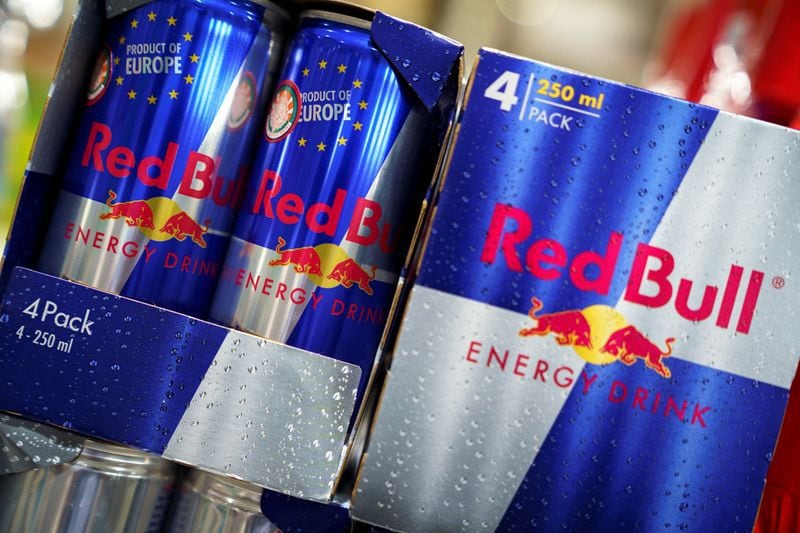 FOTO DE ARCHIVO: Latas de bebida energética Red Bull se ven en un supermercado en Bangkok, Tailandia, el 4 de agosto de 2020. REUTERS/Athit Perawongmetha