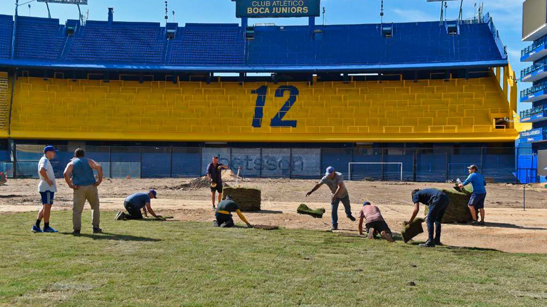 Riquelme supervisa los trabajos en el césped de la Bombonera