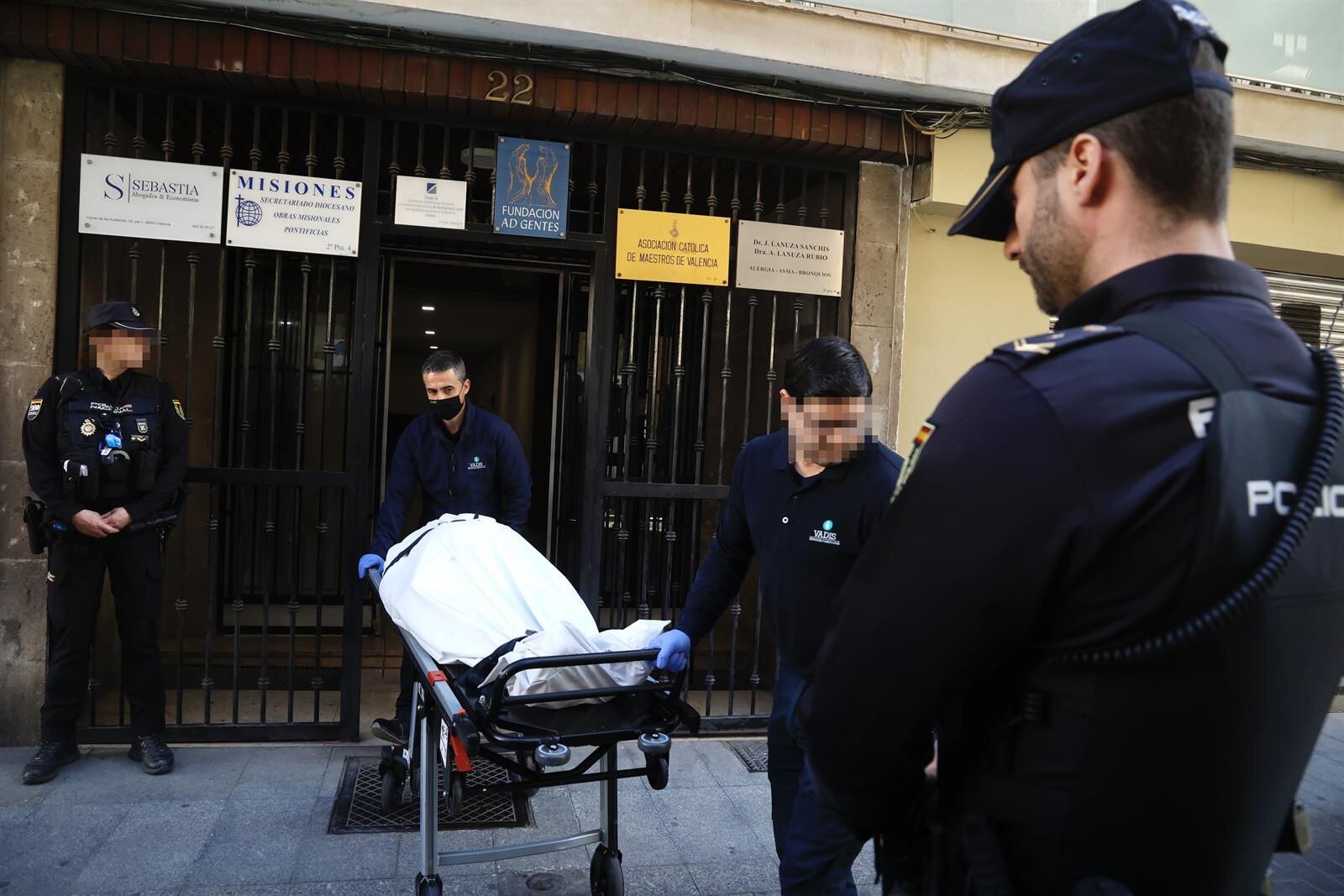 23/01/2024 Momento en el que sacan el cadáver del canónigo de su domicilio en València POLITICA COMUNIDAD VALENCIANA ESPAÑA EUROPA VALENCIA SOCIEDAD ROBER SOLSONA/EUROPA PRESS 