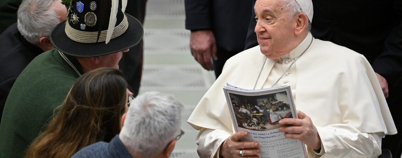 El papa Francisco alerta de que muchos conflictos hoy "se alimentan de noticias falsas"