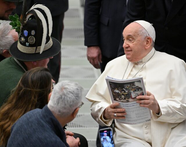 El papa Francisco alerta de que muchos conflictos hoy "se alimentan de noticias falsas"