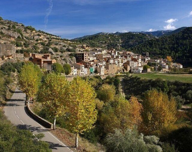 El pueblo español construido entre las rocas gigantes de una montaña