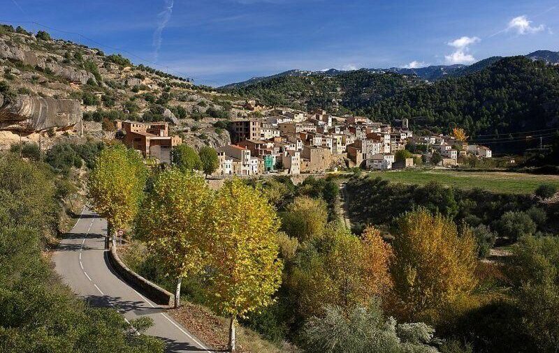 El pueblo español construido entre las rocas gigantes de una montaña