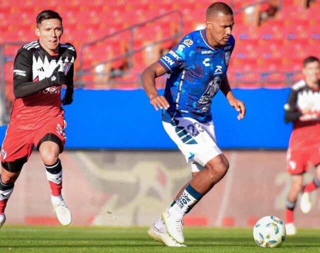 El tiro de Salomón Rondón desde mitad de cancha que casi termina en gol y el cruce con dos compañeros en el amistoso de River-Pachuca