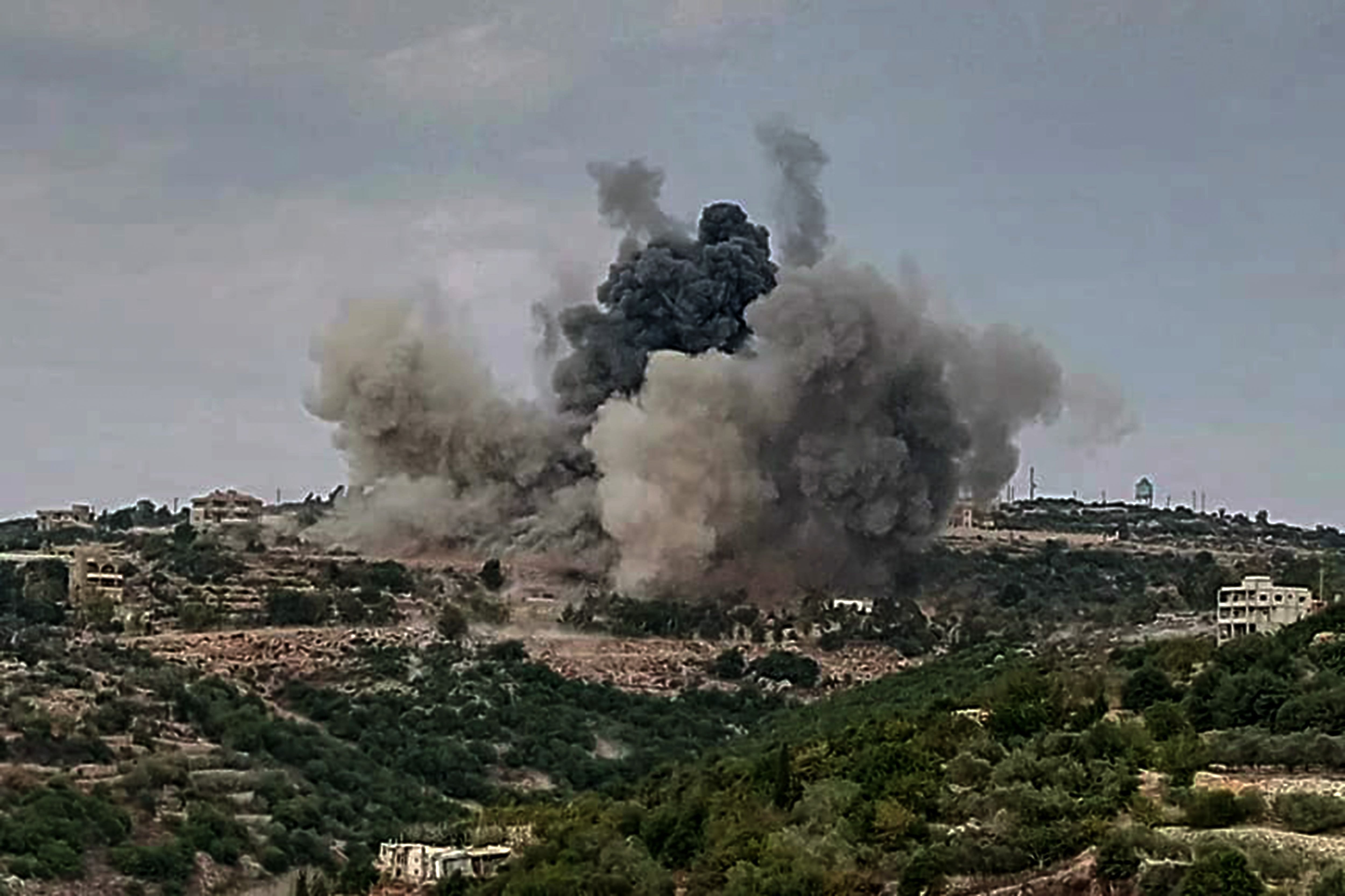 Columna de humo tras un ataque de Israel sobre la localidad de Dhaira, en el sur de Líbano, en medio de los intercambios de disparos con Hezbollah (Foto: EuropaPress)