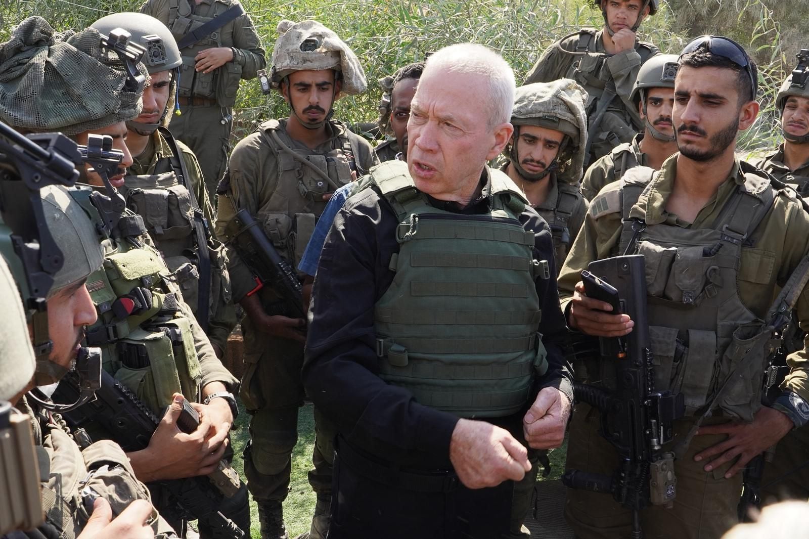 El ministro israelí de Defensa, Yoav Gallant, mantiene conversaciones con las tropas estacionadas cerca de la Franja de Gaza (Foto: Europa Press) 