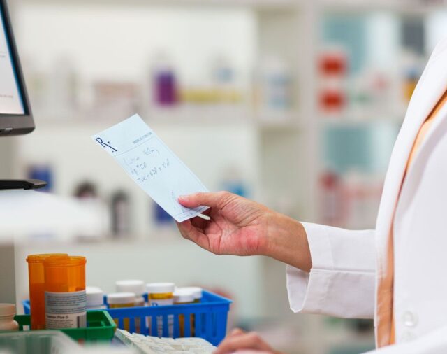 Los médicos rechazan la reforma en el DNU que les impide recetar medicamentos por marca