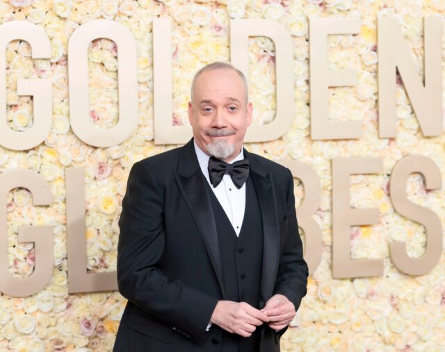 Paul Giamatti recibe el Globo de Oro a mejor actor de comedia por 'The Holdovers'