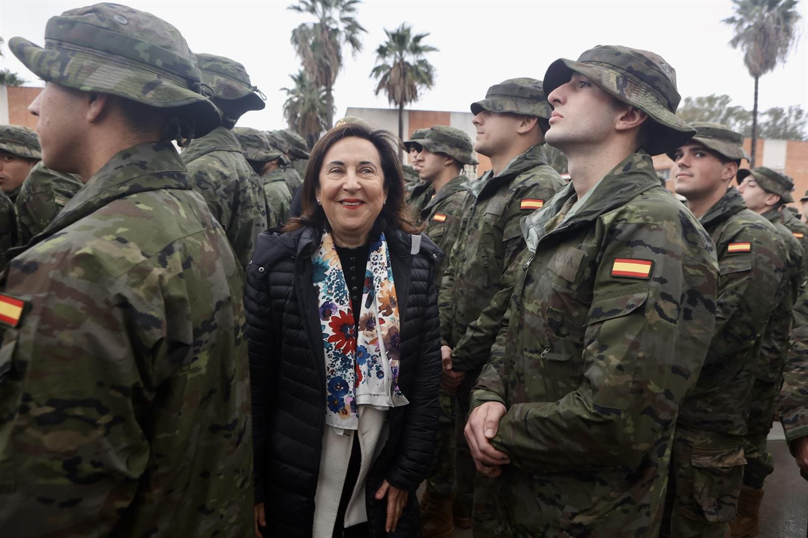 19/01/2024 La ministra de Defensa, Margarita Robles, conversa con personal de tropa, a 19 de enero de 2024, en Cádiz, Andalucía (España). La ministra de Defensa, Margarita Robles, visita el Centro de Formación de Tropa número dos y el Regimiento de Artillería de Costa número cuatro en el Acuartelamiento Camposoto. POLITICA Nacho Frade - Europa Press 