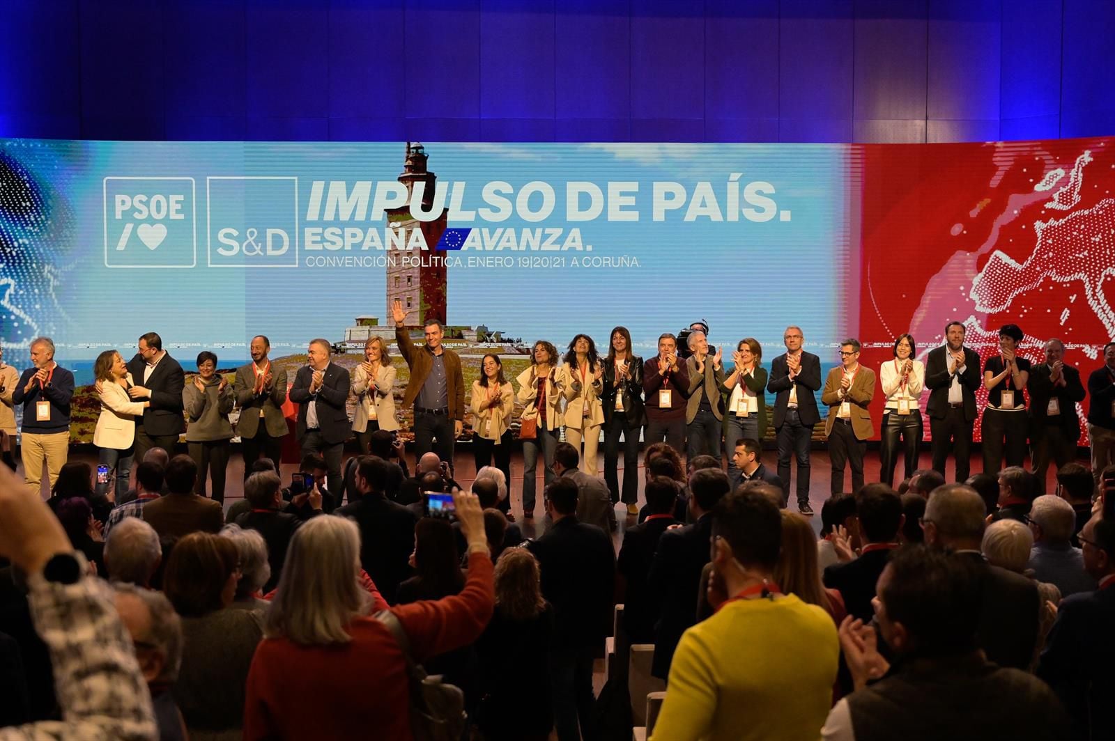 21/01/2024 Foto de familia de los miembros del PSOE tras la clausura de la convención política del PSOE, a 21 de enero de 2024, en A Coruña, Galicia (España). El PSOE celebra durante el fin de semana su Convención Política bajo el lema 'Impulso de país'. Durante el encuentro, el PSOE busca actualizar su ideario con una serie de resoluciones que marcan los cuatro años de legislatura. Además, la cita supone apoyo al PSdeG para las próximas elecciones gallegas del 18 de febrero, y también para las elecciones europeas de este año. La convención ha reunido a numerosos políticos del partido entre ministros, dirigentes territoriales y delegados de cada federación, además del secretario general y presidente del Gobierno. POLITICA M. Dylan - Europa Press 