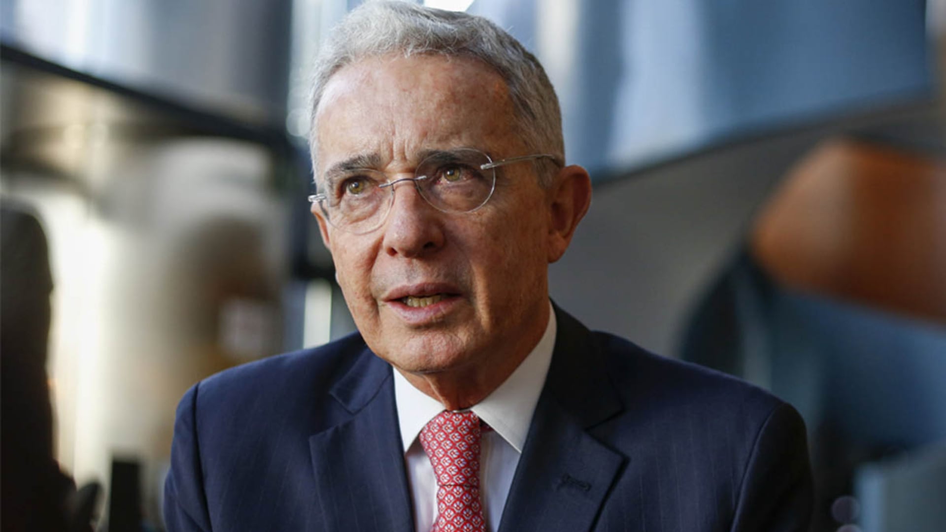 A través de redes sociales, Álvaro uribe Uribe expresó su inconformidad y prometió dar su versión en temas históricos y controvertidos - crédito Colprensa