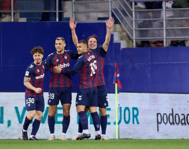 (Crónica) El Eibar se acerca al liderato y el Racing de Ferrol se estrella en El Plantío