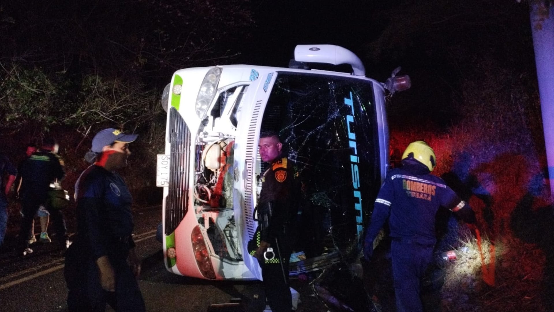Un bus que transportaba a los niños de una comparsa infantil que se dirigía a Cartagena para un evento, sufrió un accidente en el que dos menores perdieron la vida y 25 personas más resultaron heridas. En redes sociales se hicieron virales las imágenes del siniestro. (Captura de pantalla)