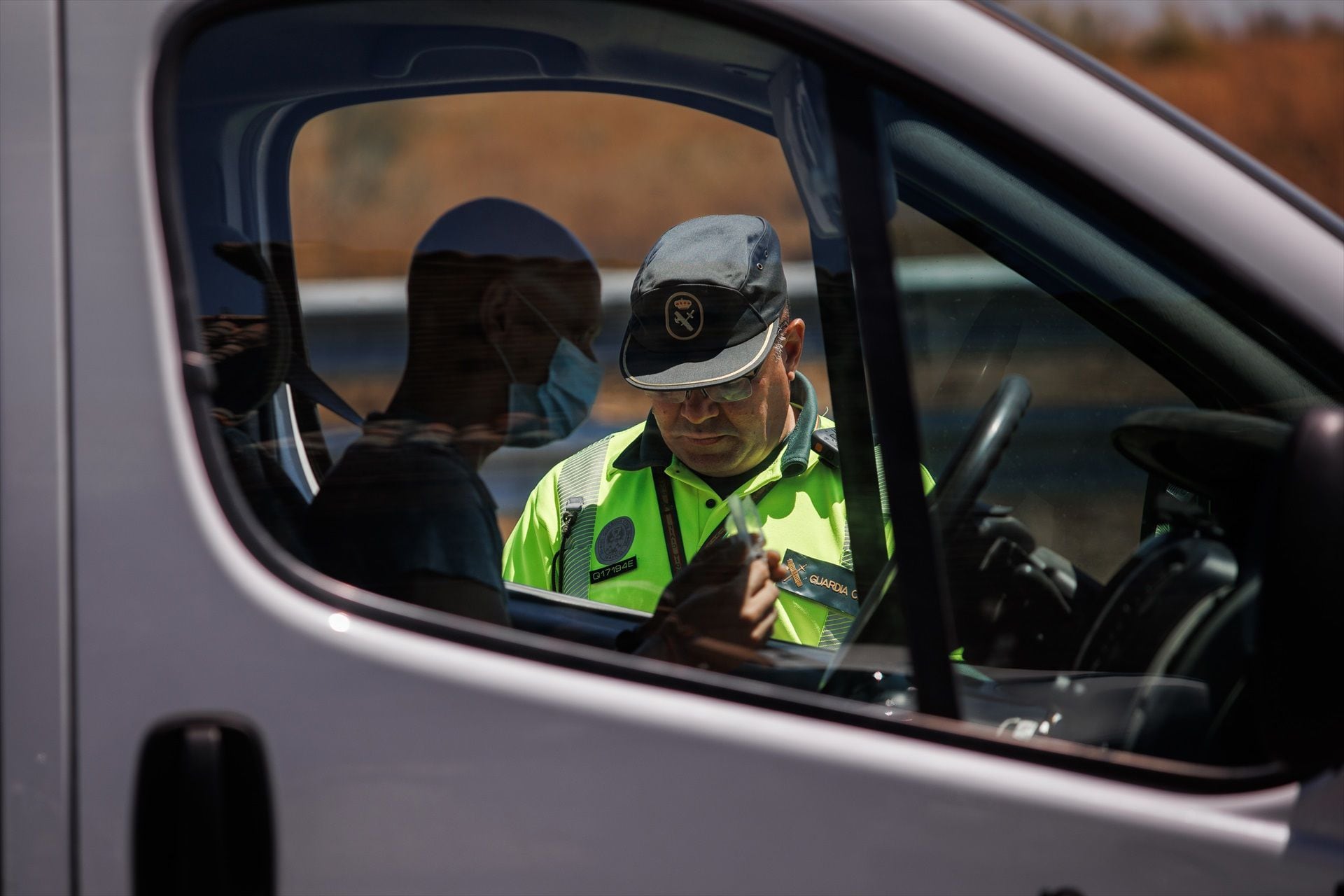 Un agente de la Guardia Civil. (Alejandro Martínez Vélez / Europa Press)