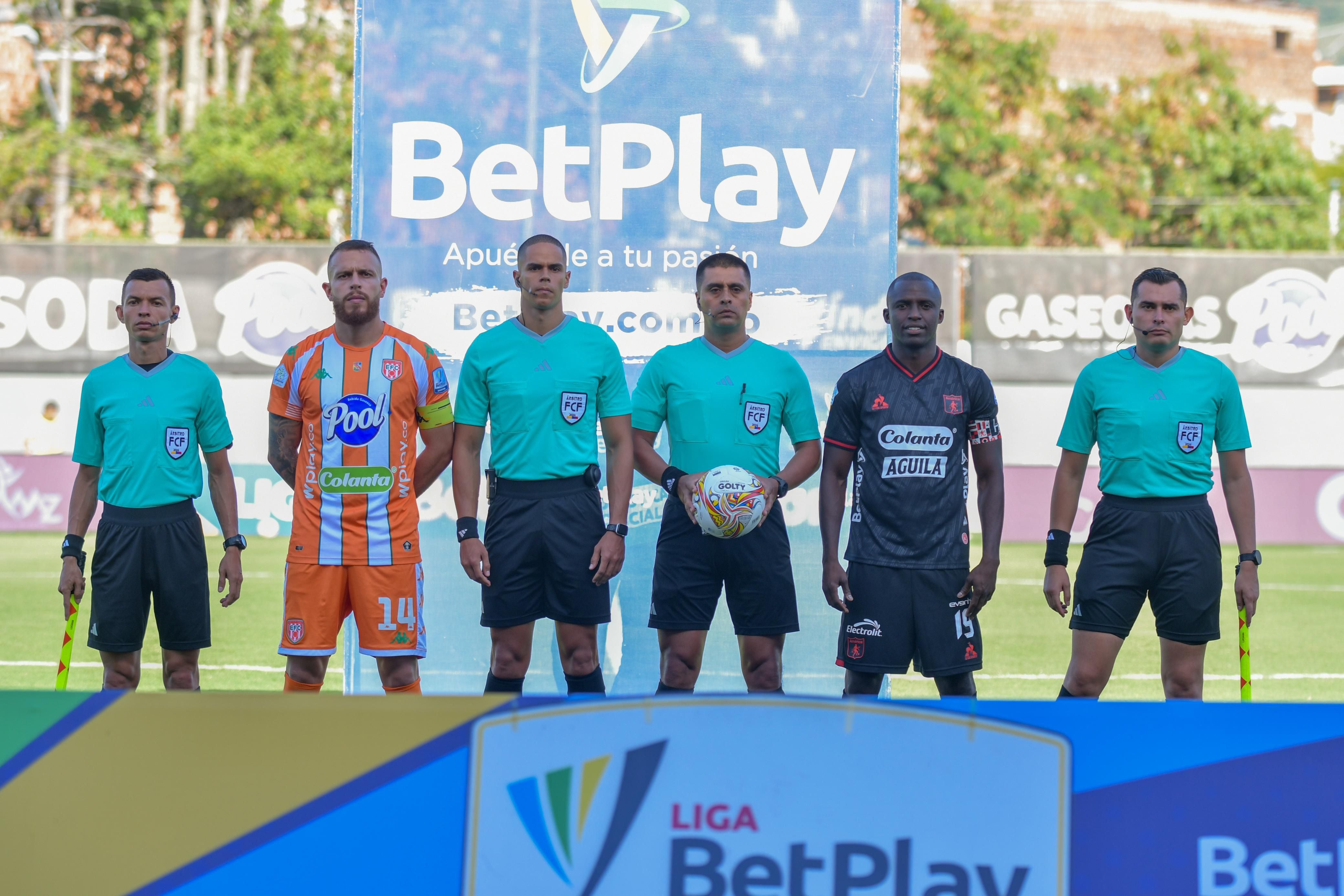 Terna arbitral del partido Envigado vs. América de Cali en el partido de la Fecha 7 de la Liga BetPlay Dimayor I-2024 - crédito Colprensa