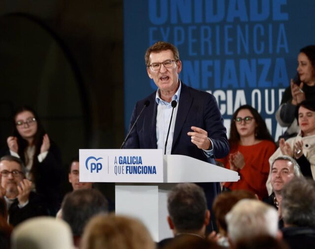 Feijóo reta al BNG a decir "si va a romper o no con Bildu", con un candidato "condenado", para las europeas