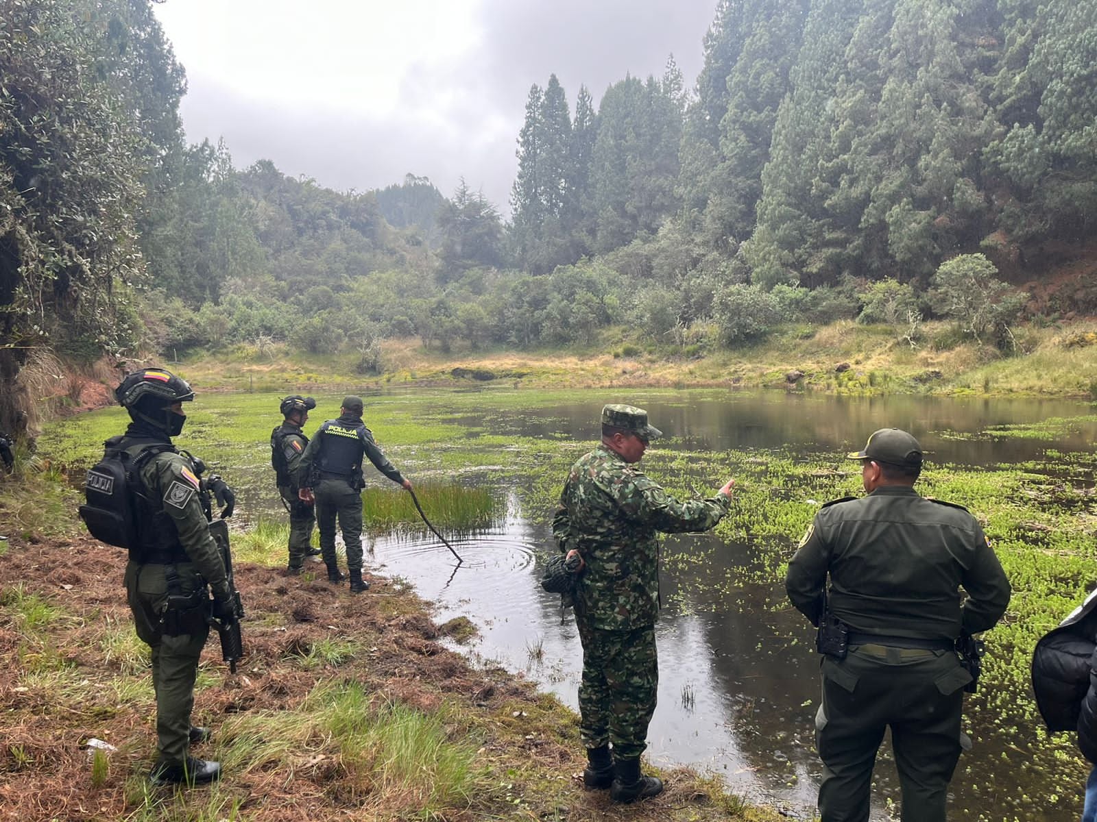 Bomberos, Policía Nacional, Gaula y Ejército están buscando a Dilan Santiago Castro en áreas cercanas a su casa - crédito Policía Nacional