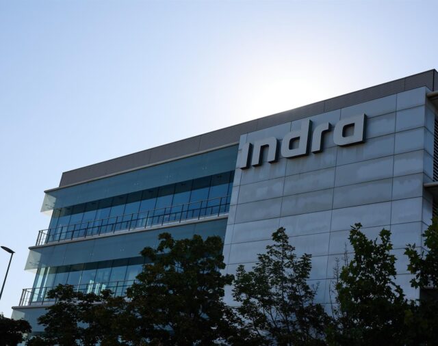 Indra gana 206 millones en 2023, un 19,8% más, y mantiene el dividendo en 0,25 euros