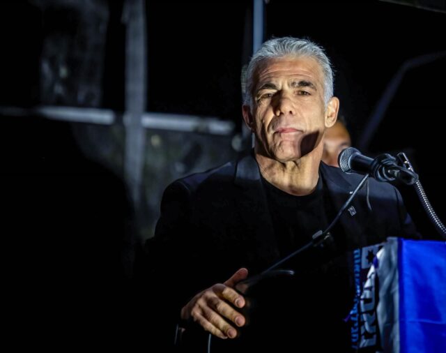 Lapid denuncia la violencia "antidemocrática" de la Policía durante las protestas en Tel Aviv (Israel)
