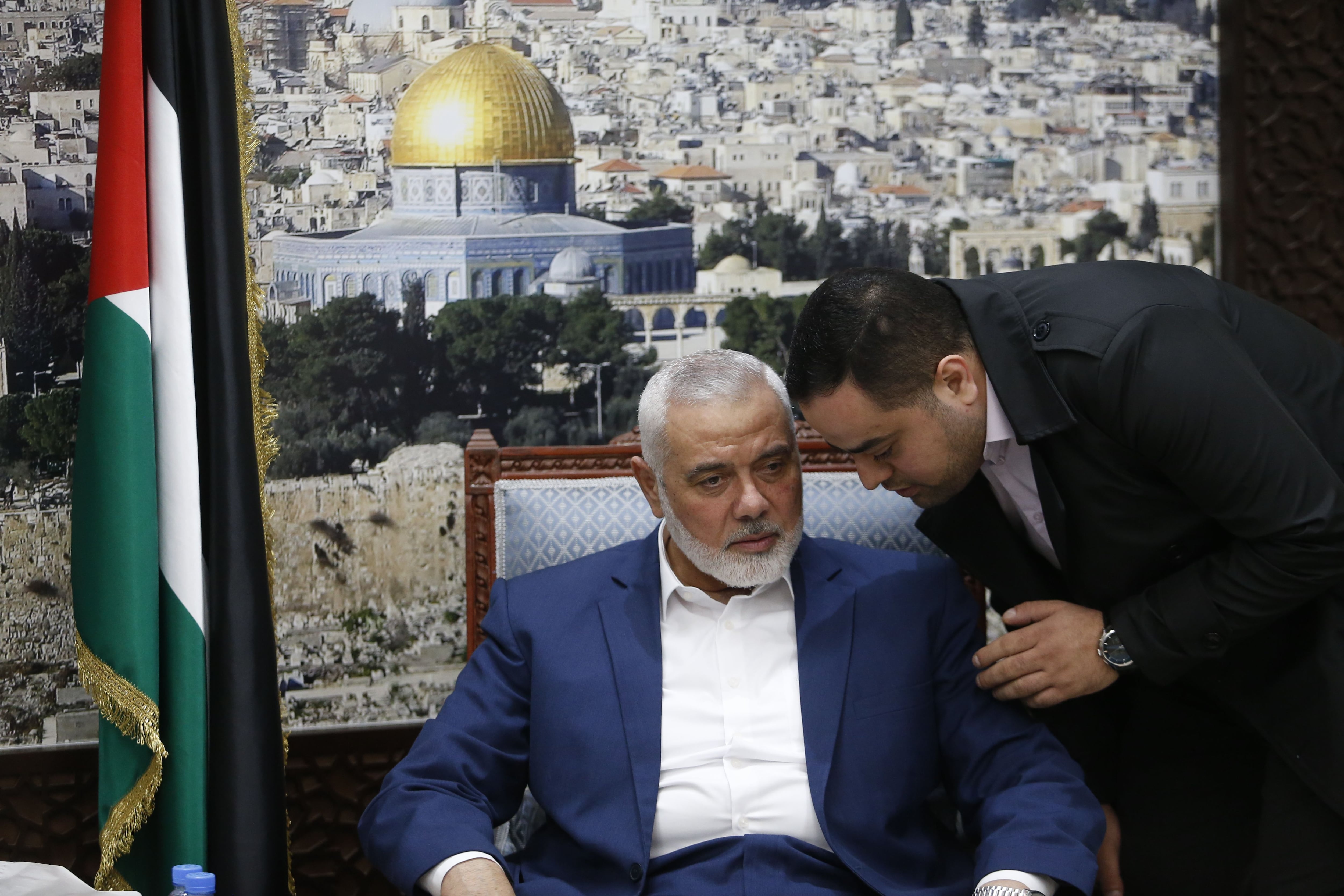 El líder de Hamas, Ismail Haniyeh, (izquierda), durante una reunión con el ministro de Asuntos Exteriores iraní en Doha. Europa Press/Contacto/Iranian Foreign Ministry/Archivo 