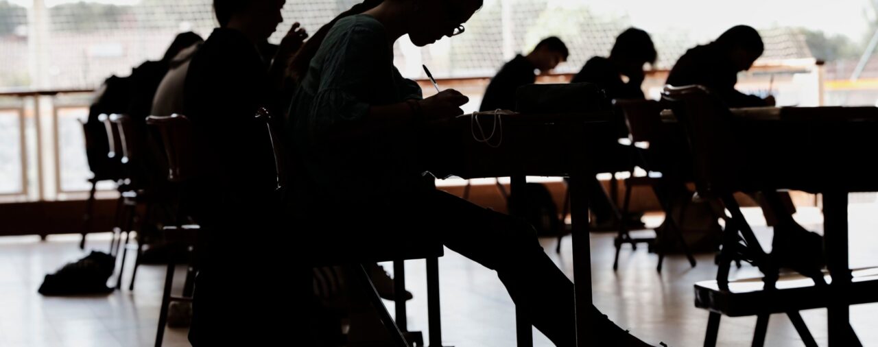 Las posibles sanciones si te pillan copiando en un examen de oposiciones: de expulsión a inhabilitación