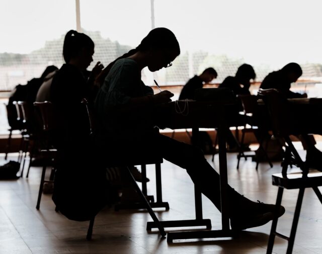 Las posibles sanciones si te pillan copiando en un examen de oposiciones: de expulsión a inhabilitación