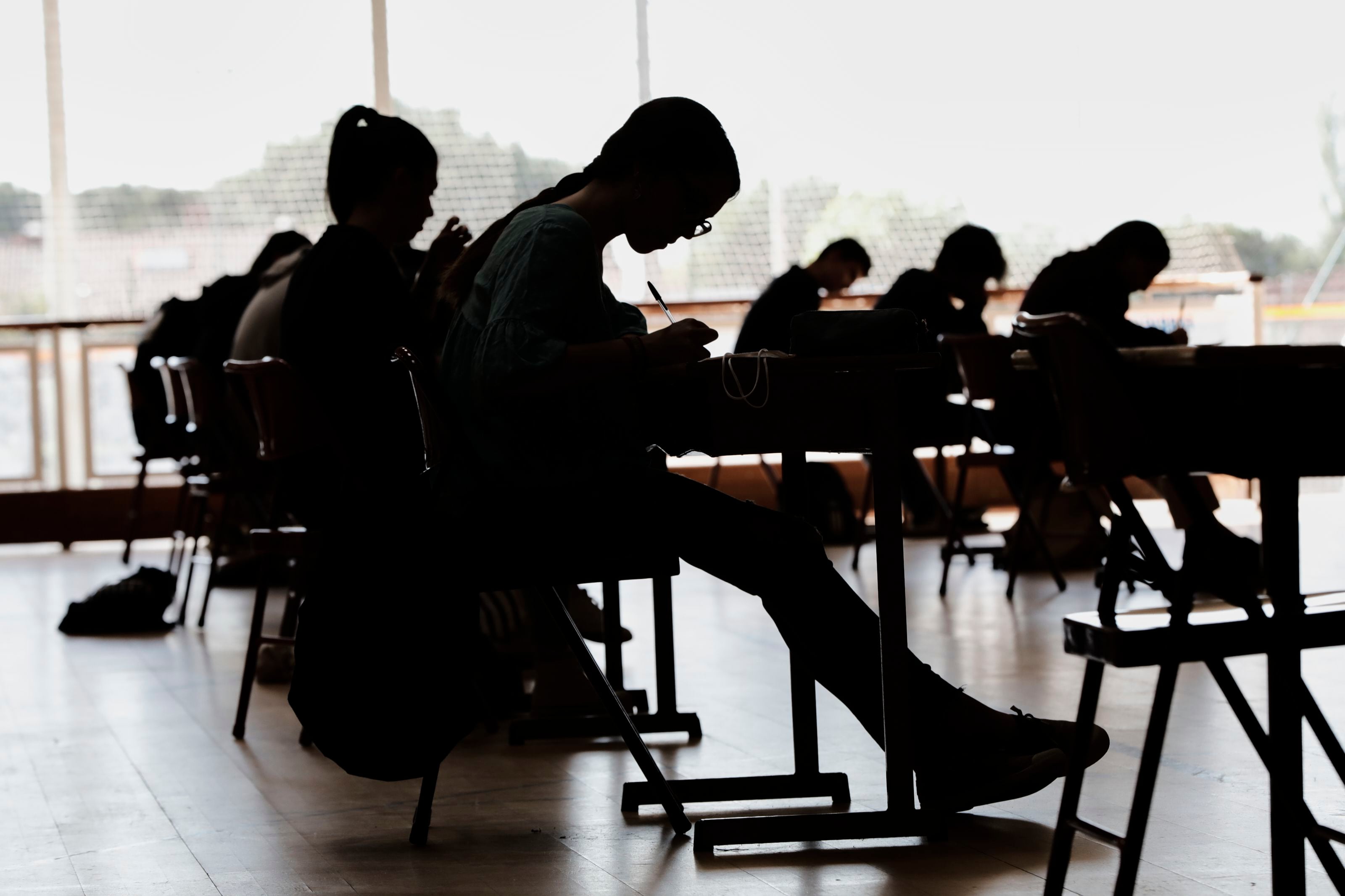 Archivo: alumnos realizan un examen (Jesús Hellín - Europa Press)