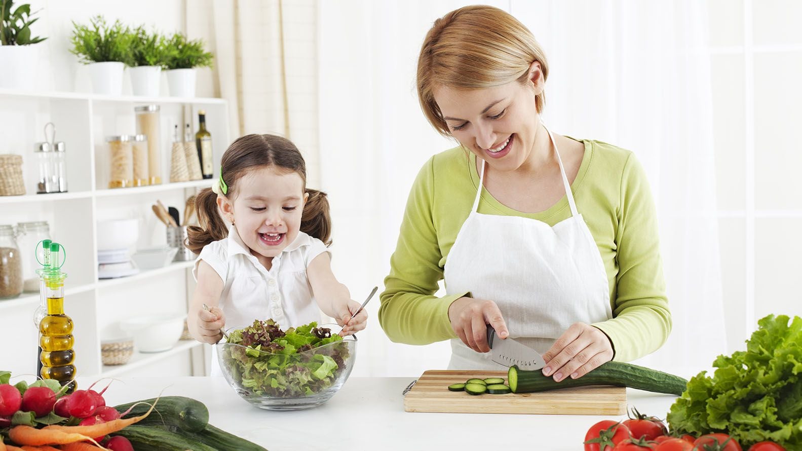 Uno de los descontentos de las mujeres ucranianas con los mexicanos es que algunos de ellos esperan que se dediquen a la cocina. Shutterstock 162