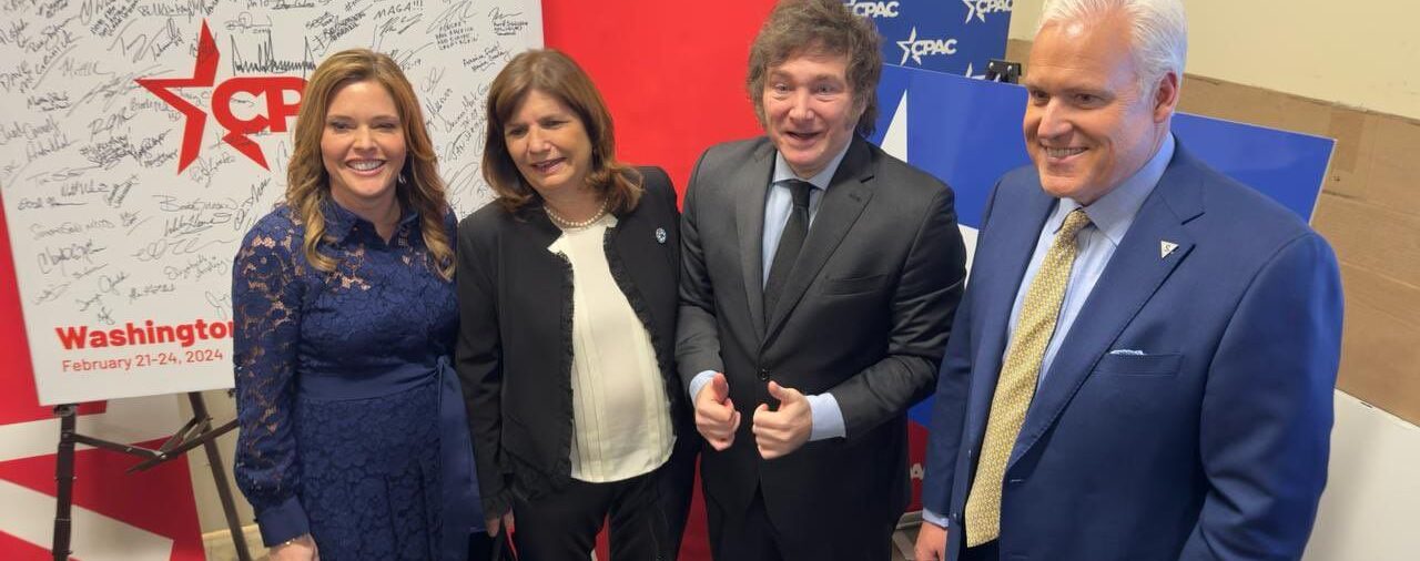 Patricia Bullrich salió a juntar firmas en apoyo de Milei y le disputa a Macri el liderazgo del PRO